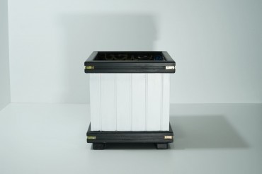 Siyah Beyaz Ayaklı Küçük Kare Saksı